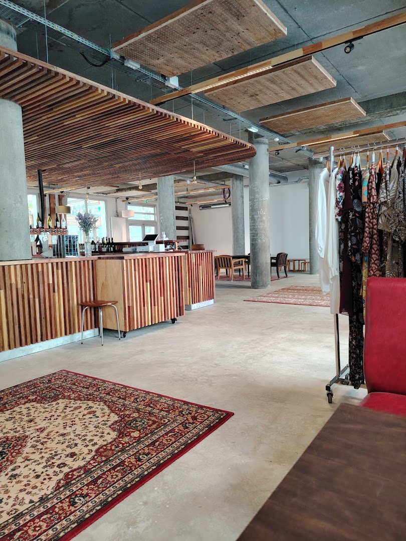 Le Café des Marchandises: clear view of venue interior