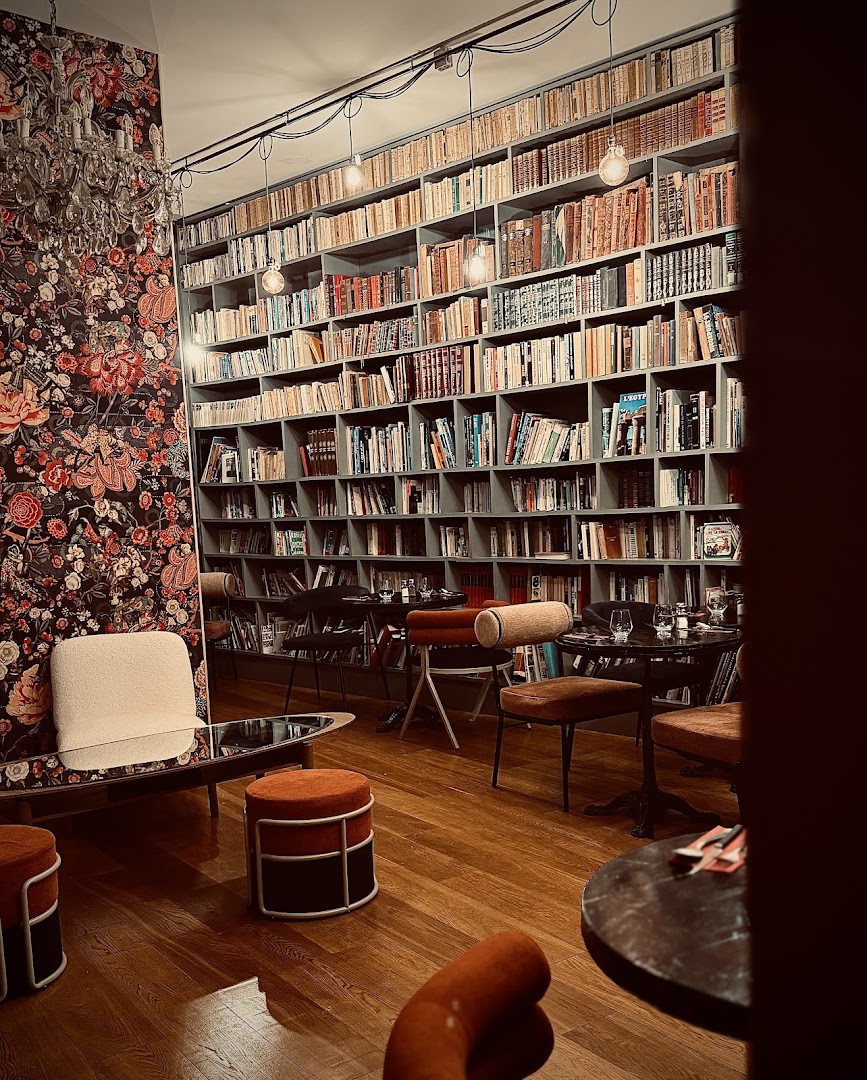Le Velvet Restaurant: attractive interior atmosphere and decor