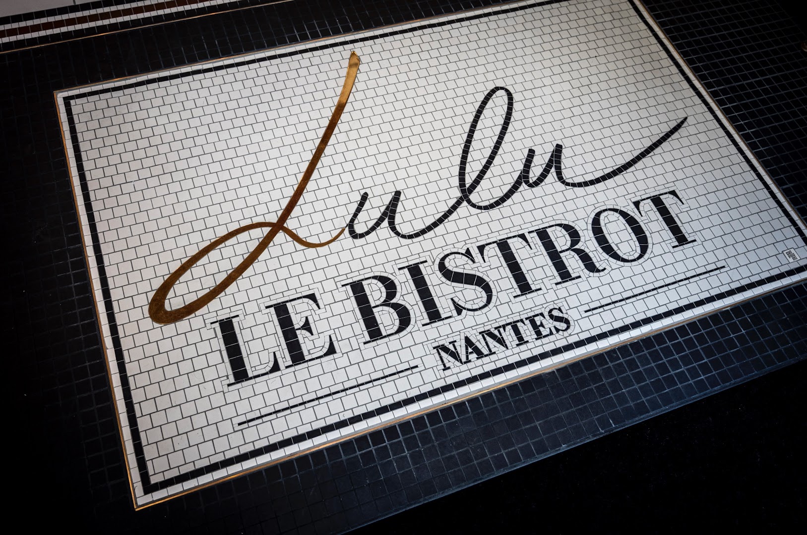 Lulu le Bistrot: clear branding on floor tile