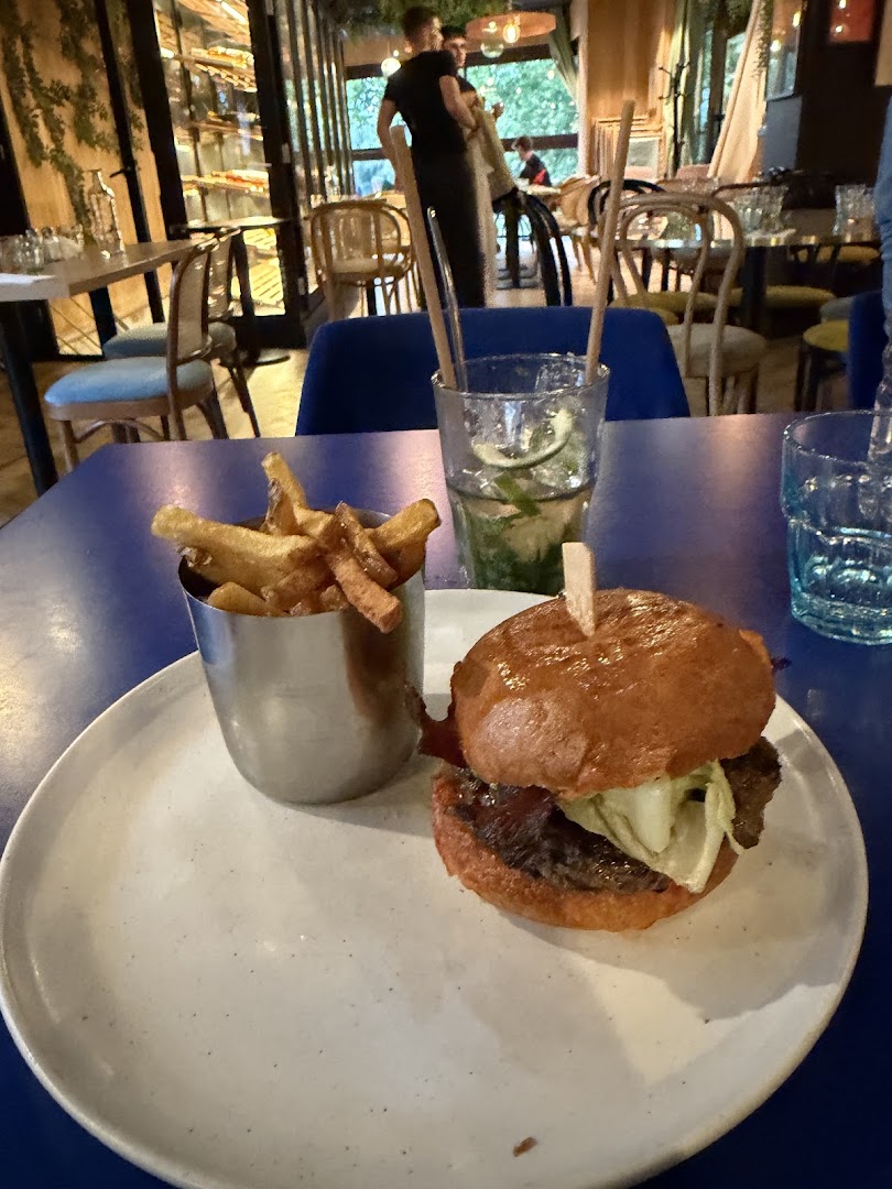 Macoha: appetizing food photo in venue