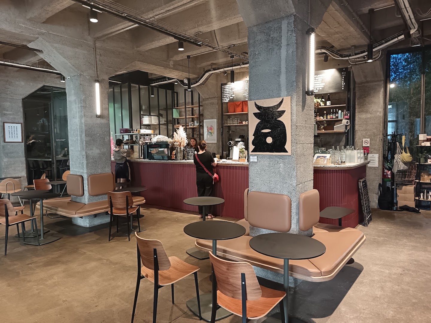 Madeleine Café: clear, inviting interior atmosphere