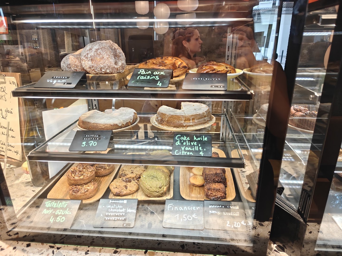 Madeleine Café: clear display of fresh pastries