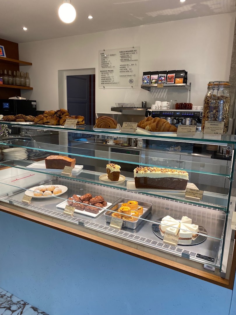 Marguerite Cuisine Boulangère: clear display of fresh pastries
