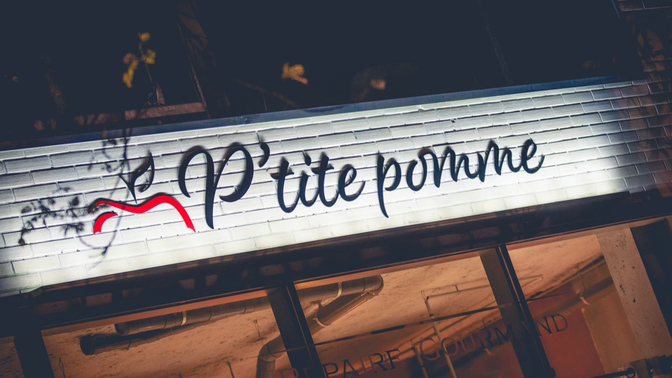 P'tite Pomme: clear signage of the restaurant