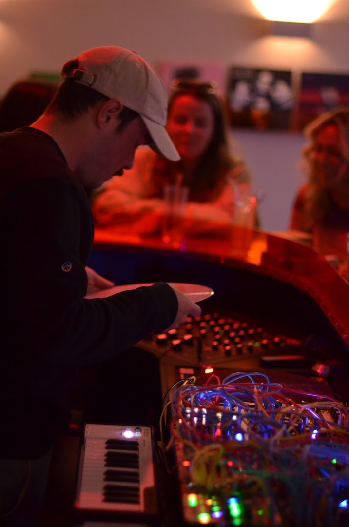 Voyage Voyage: lively restaurant atmosphere