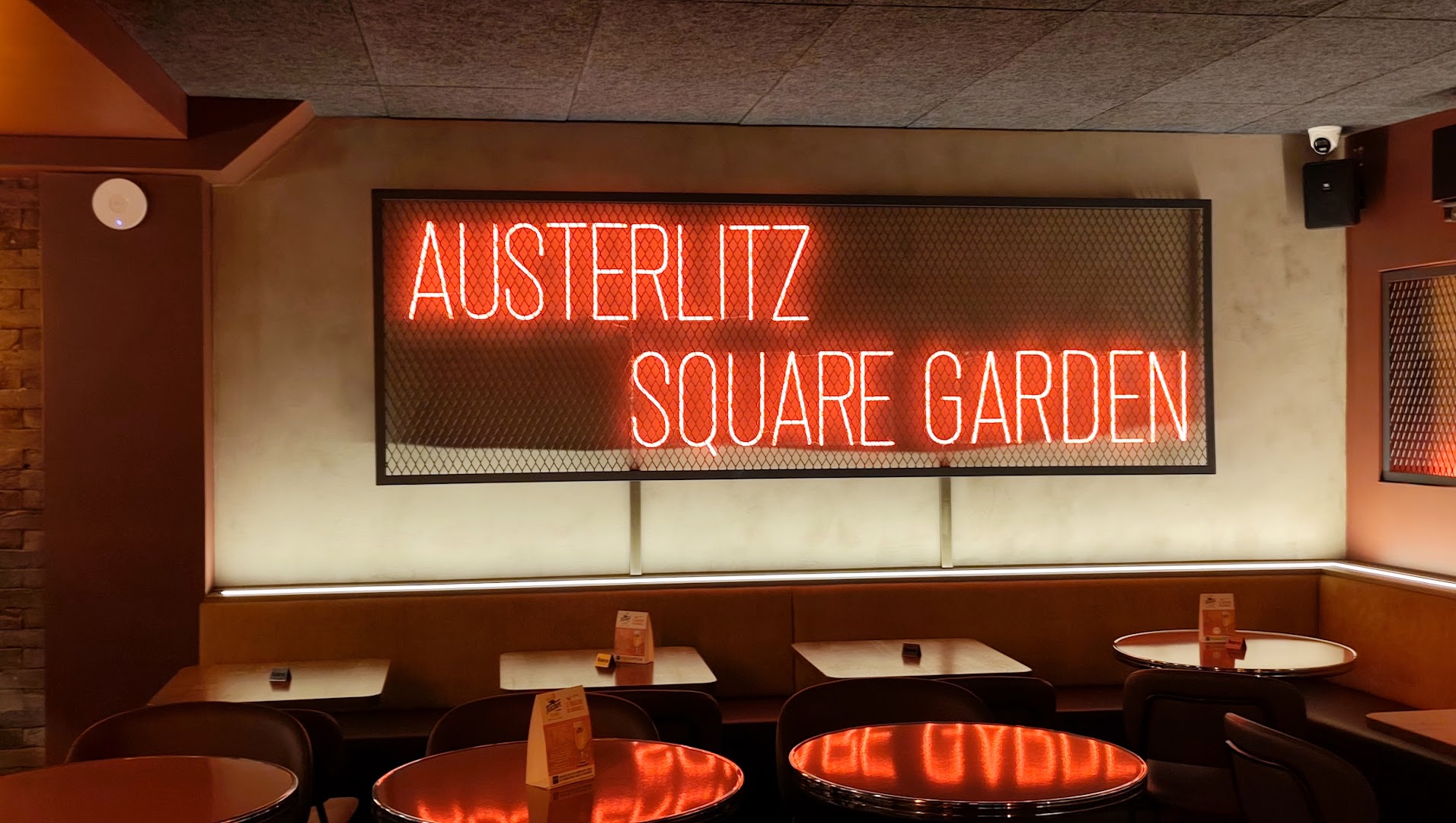 Austerlitz Square Garden: clear, professional interior shot