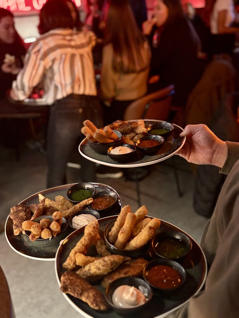 Austerlitz Square Garden: appetizing food and lively atmosphere