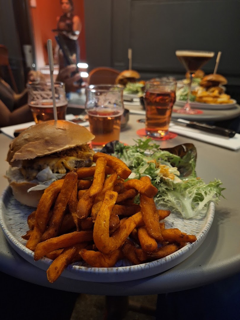 Austerlitz Square Garden: appetizing food and drink presentation