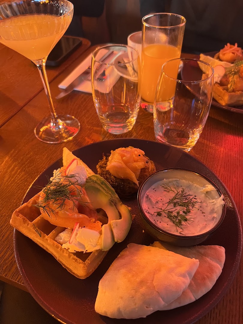 Austerlitz Square Garden: appetizing food and drink presentation