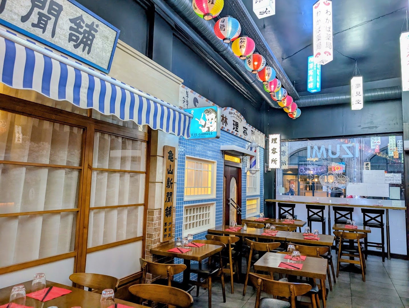 Izumi: attractive interior captures restaurant atmosphere