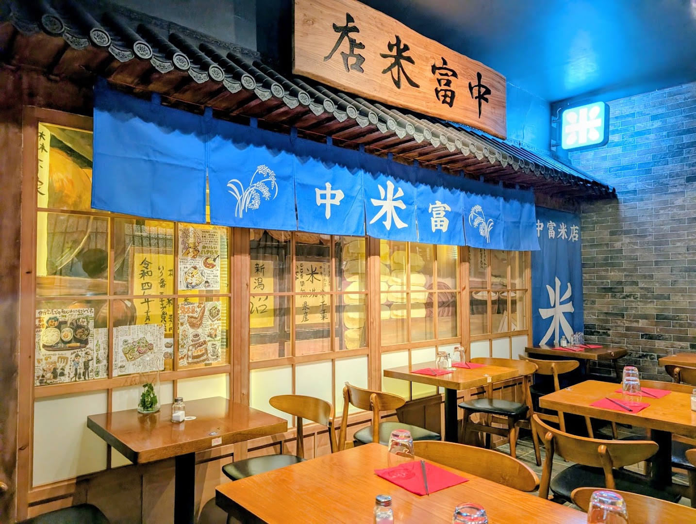 Izumi: attractive interior showing restaurant atmosphere