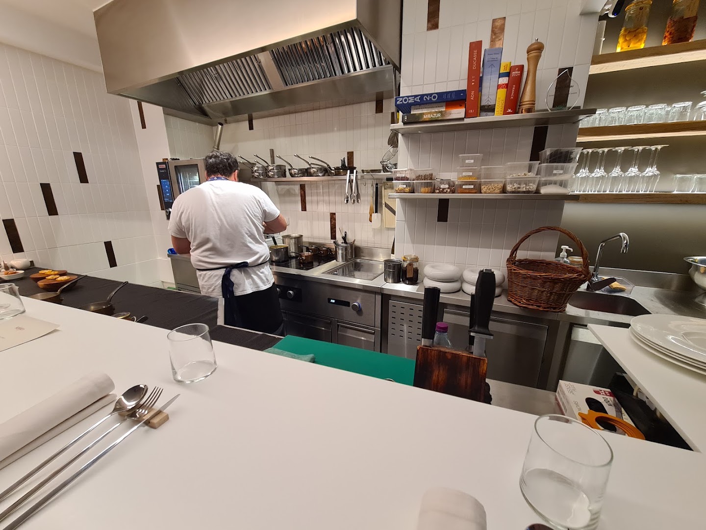 Køkken: professional kitchen atmosphere and staff