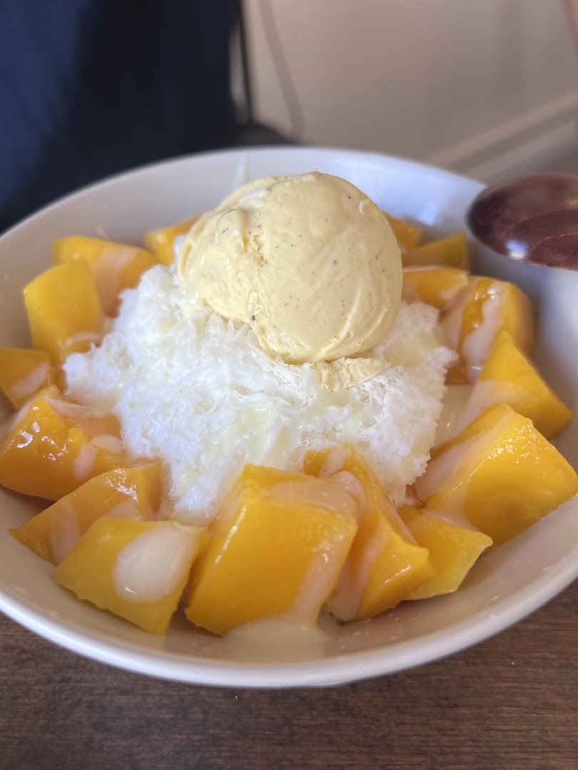 Milo Café: appetizing photo of dessert