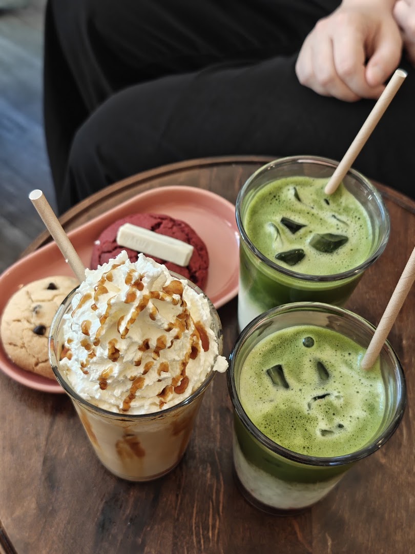 Milo Café: appetizing photo of drinks and snacks