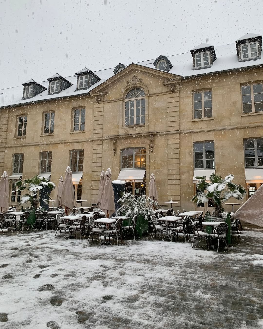 Belharra: atmospheric shot of venue exterior