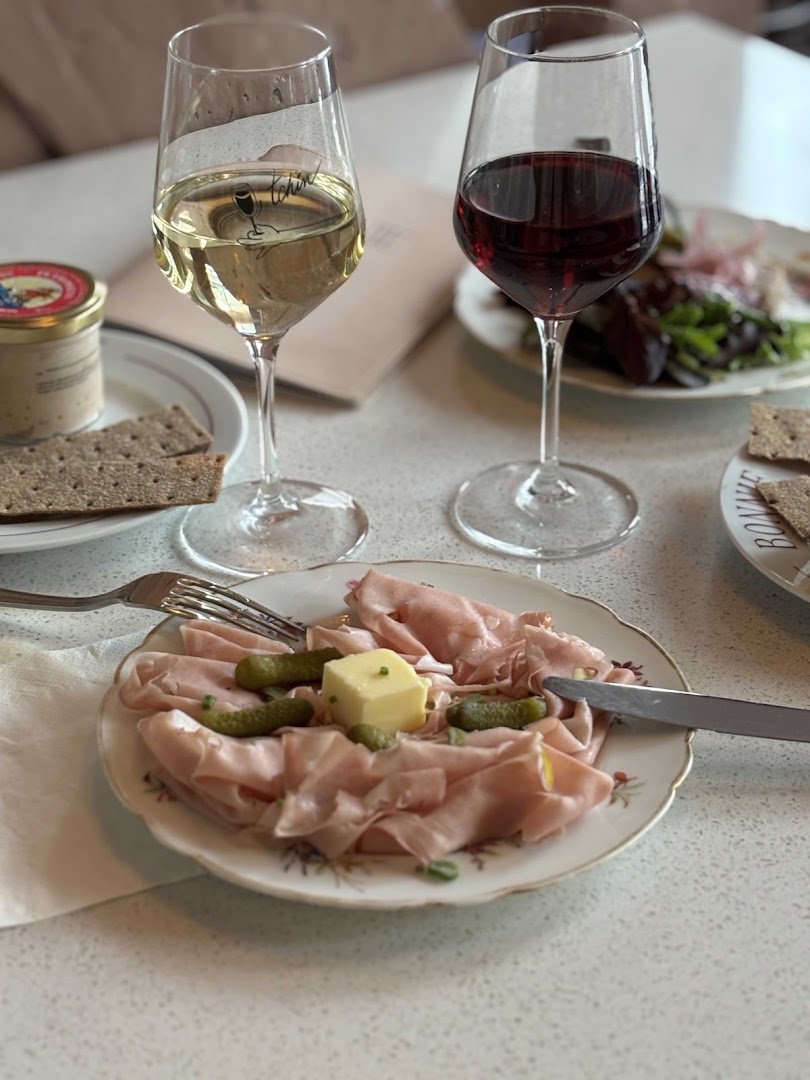 Bonnie: appetizing photo of drinks and food