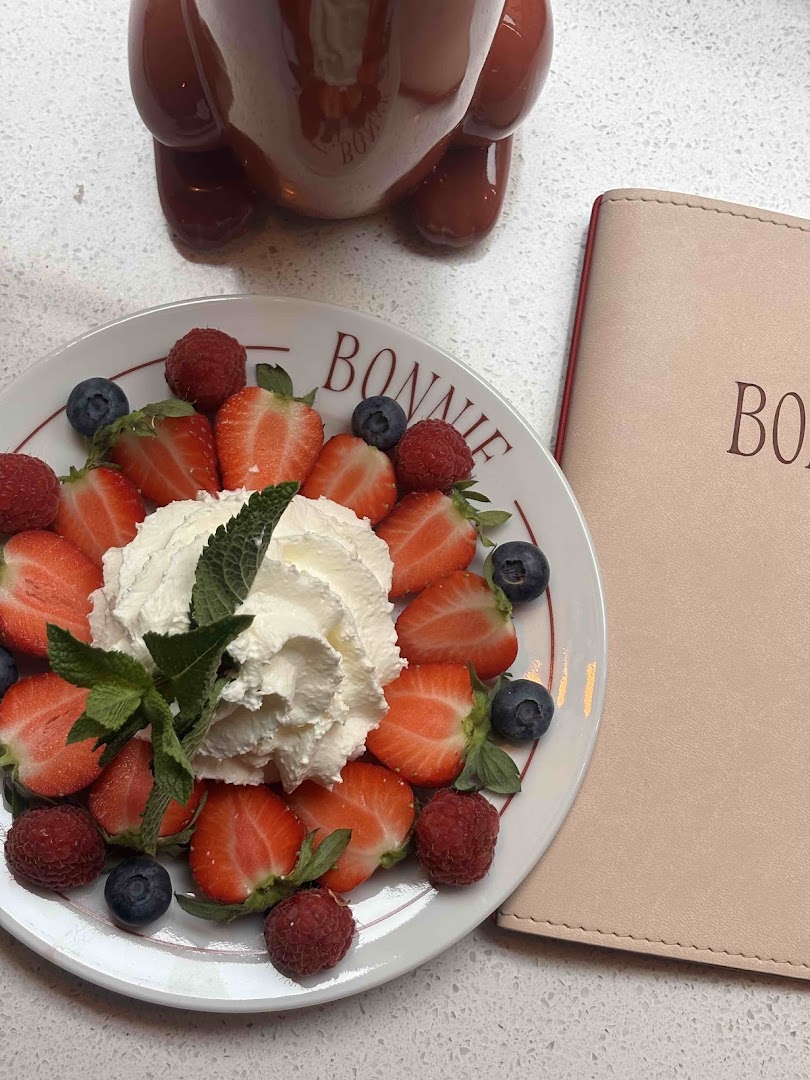 Bonnie: appetizing food photo with branding