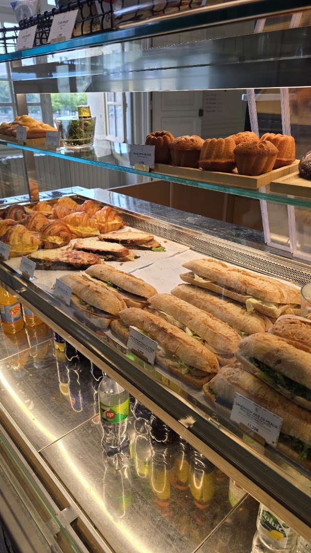 La Cour des Saveurs: clear display of food items