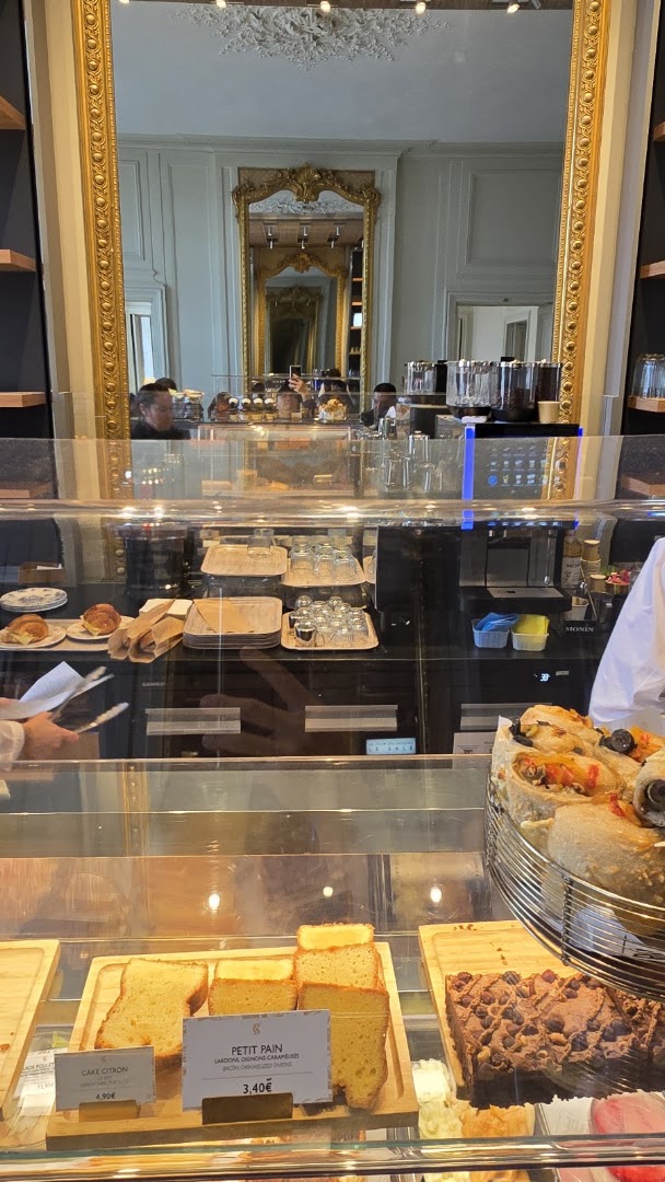 La Cour des Saveurs: clear view of bar offerings
