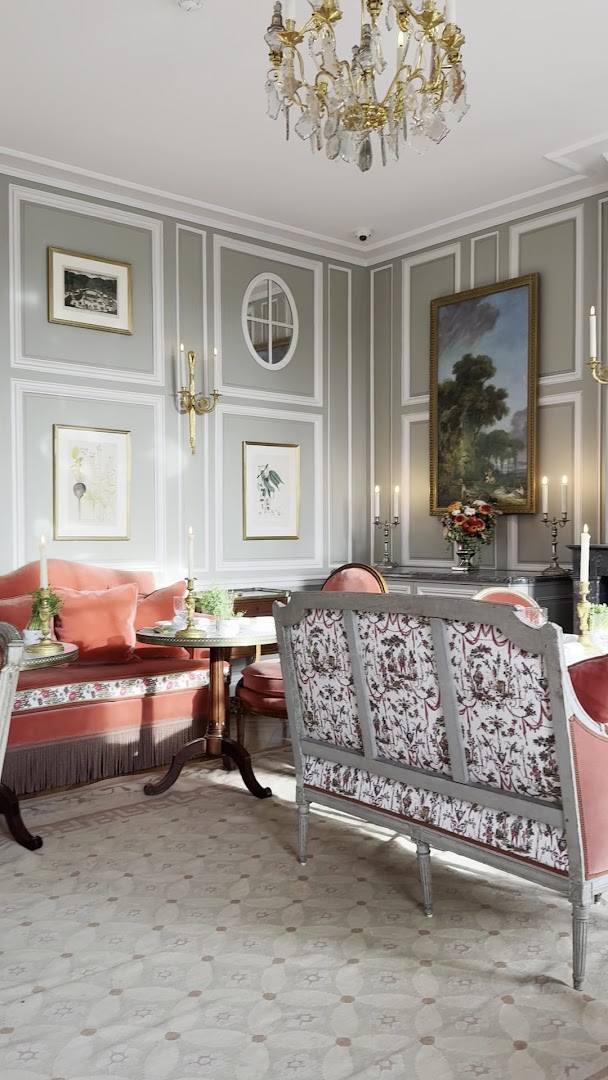 La Table des Jardiniers: elegant and professional interior shot
