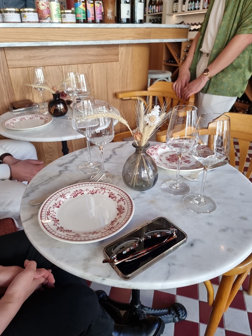 La Vinosphère: inviting and professional venue atmosphere