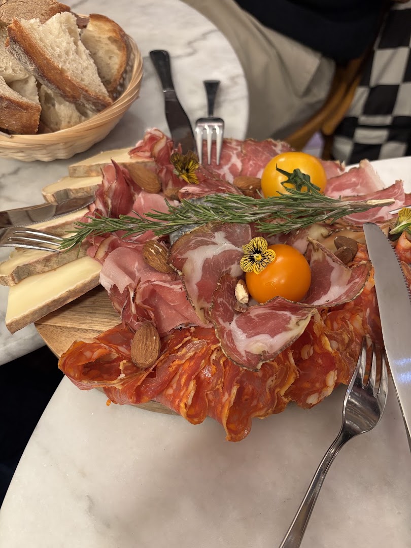 La Vinosphère: appetizing food presentation