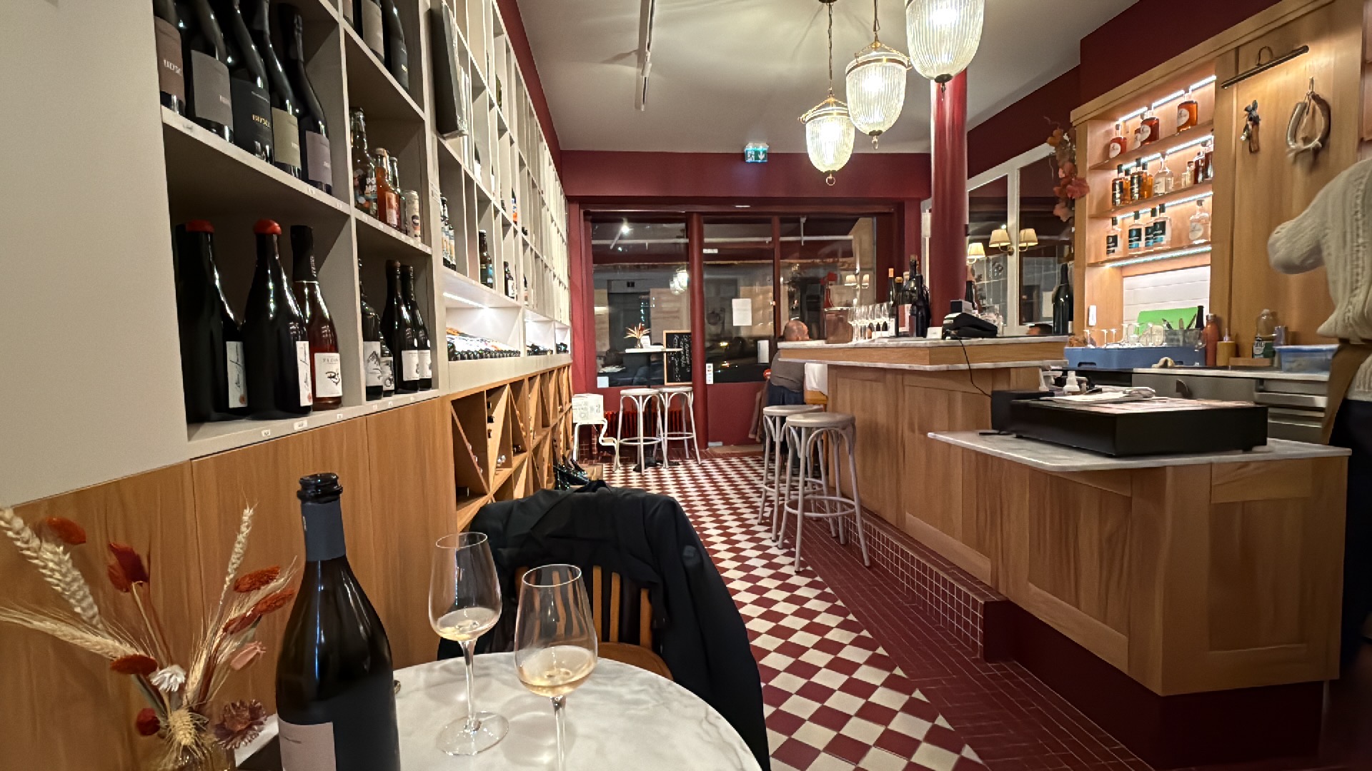 La Vinosphère: inviting atmosphere and clear interior