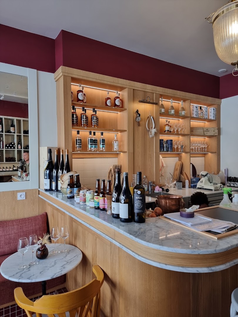 La Vinosphère: clear, inviting interior bar shot