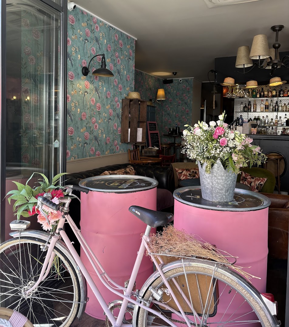 Le Ginette - Bistrot Bohème: inviting and well-composed interior shot