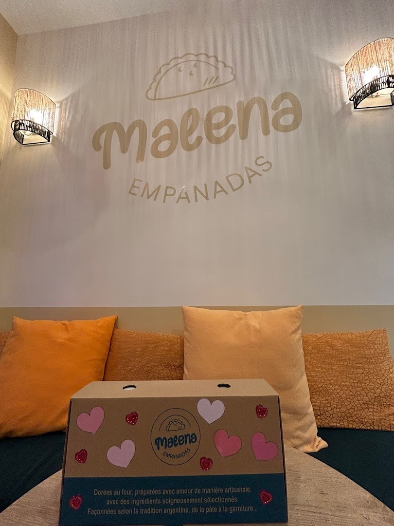Malena Empanadas: attractive interior with branded packaging