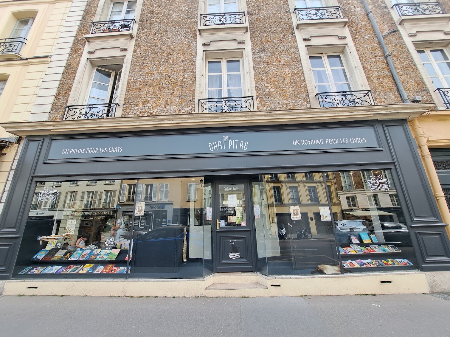 Mon Chat Pitre Versailles: clear storefront photo of shop