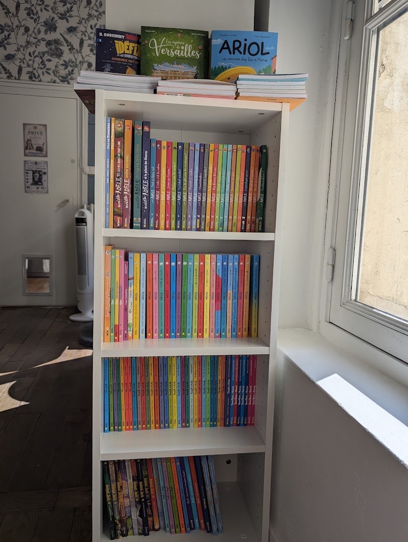 Mon Chat Pitre Versailles: clear display of shop products