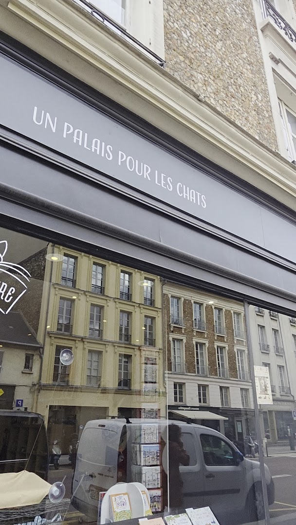 Mon Chat Pitre Versailles: clear storefront photo showing signage