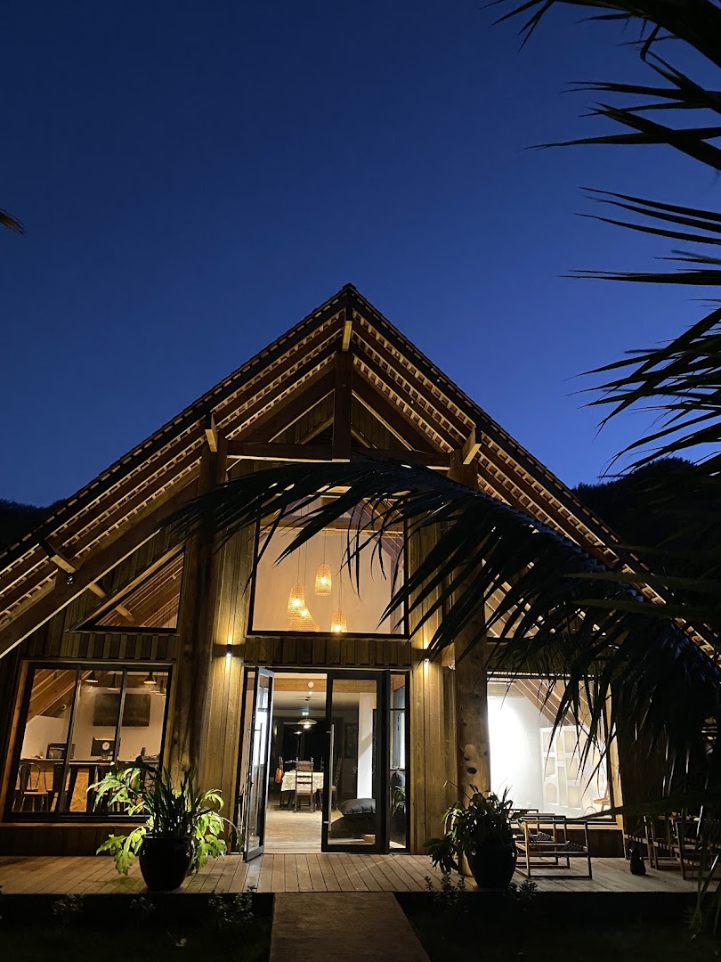 Taianapa Concept House Moorea: beautiful evening shot of venue