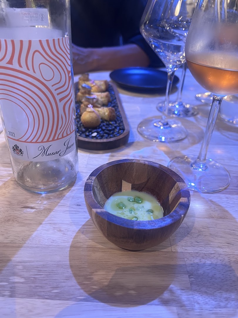 Hei Restaurant: appetizing food and wine presentation