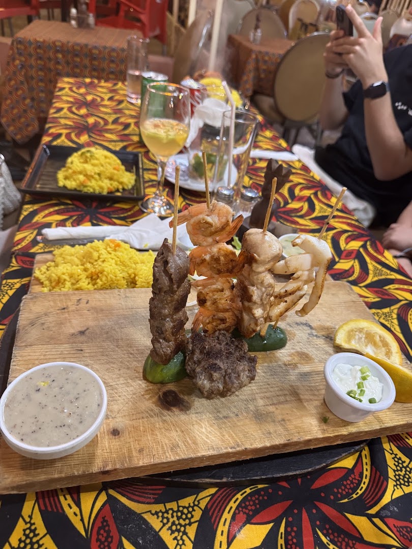African Queen Restaurant: appetizing food presentation and atmosphere