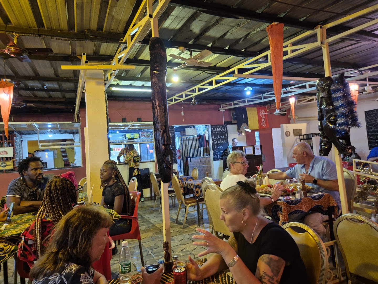 African Queen Restaurant: restaurant atmosphere and patrons