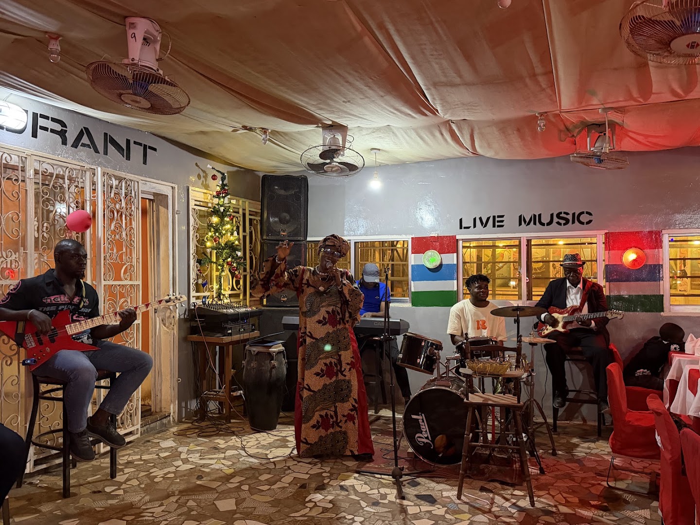 Darboe's Restaurant: lively restaurant atmosphere