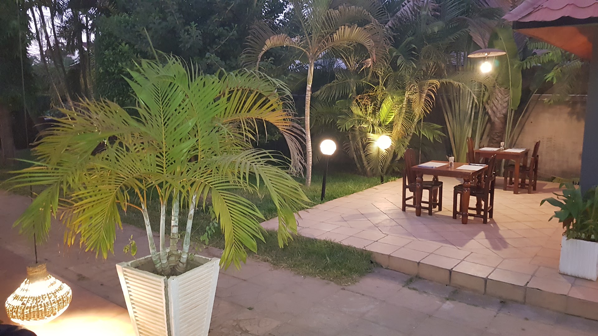 Gusto Italian Restaurant & Bar: inviting outdoor dining atmosphere