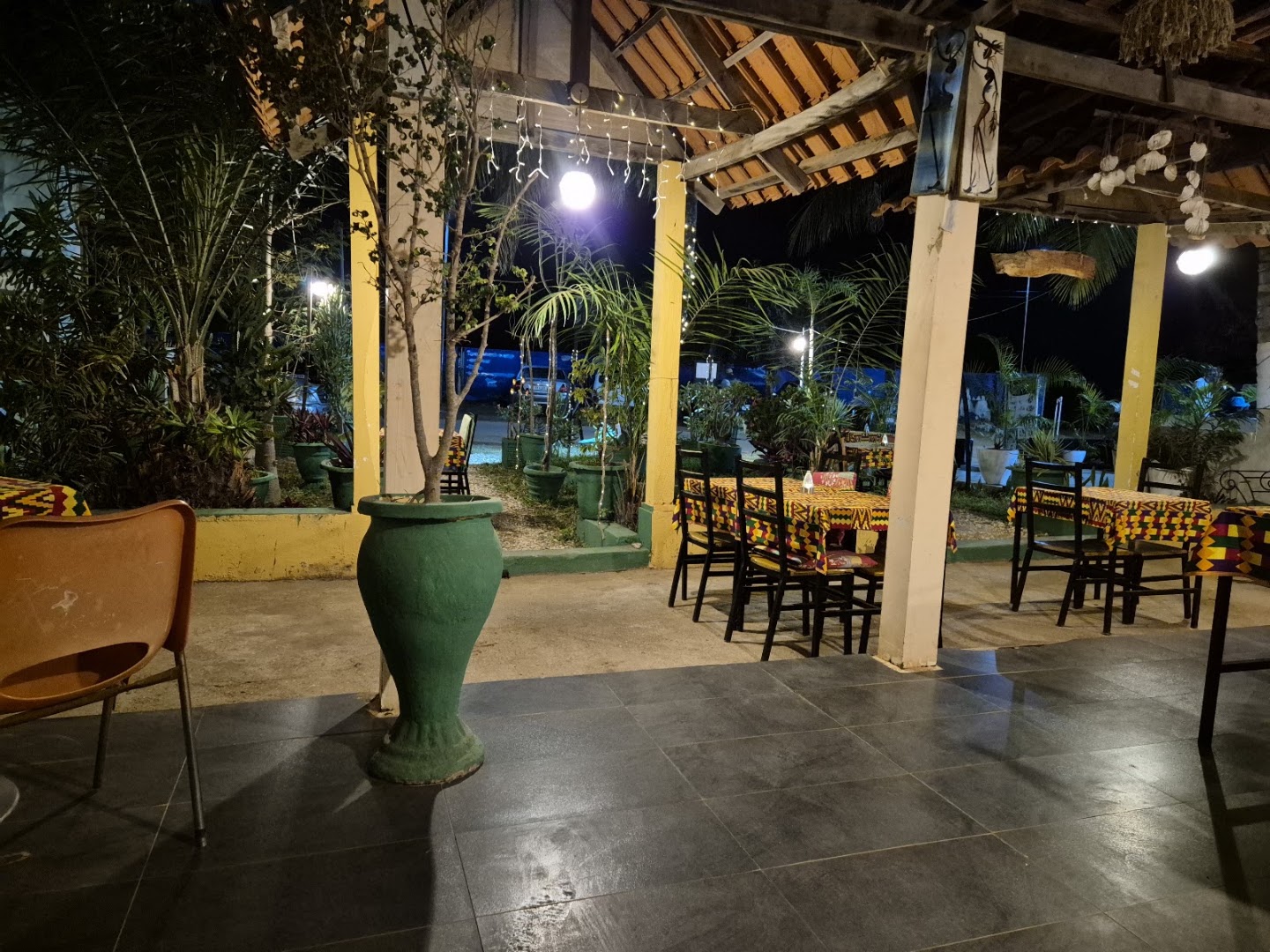 Lite Bite by Tina: inviting restaurant terrace atmosphere