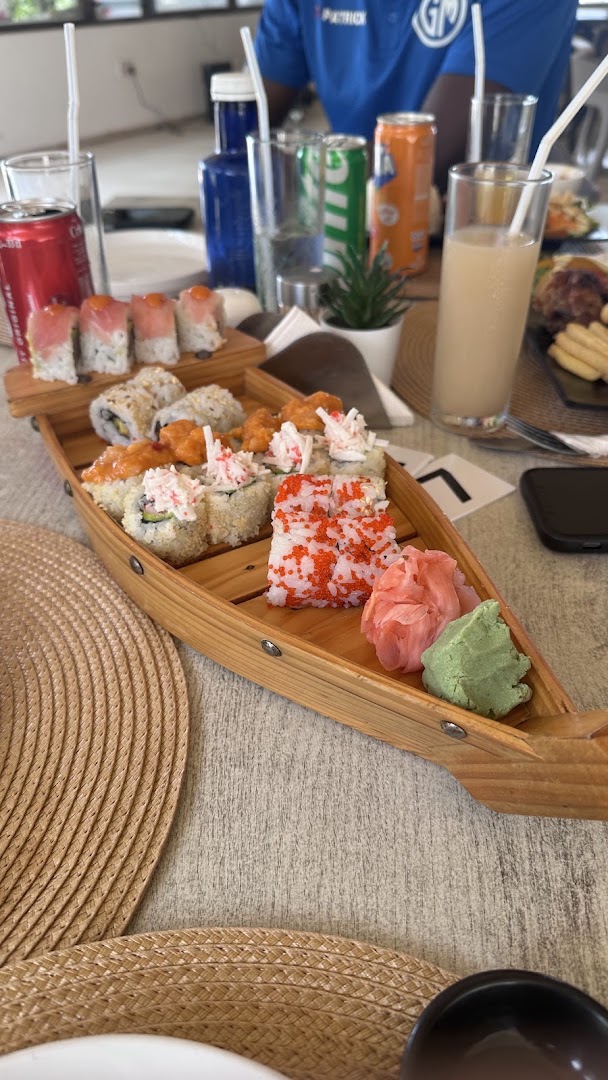 Mani Sushi: appetizing sushi boat presentation