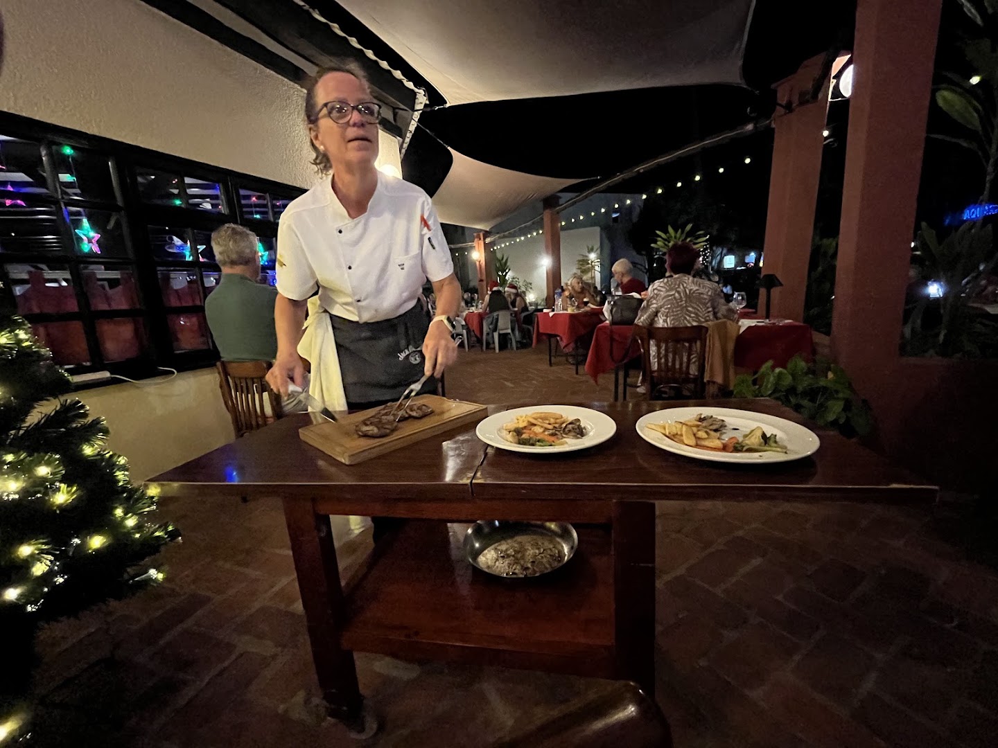 Scala Restaurant: staff serving food professionally