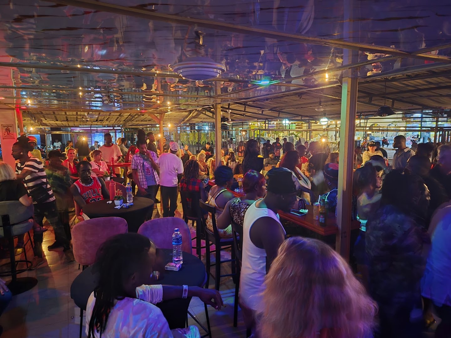 Senevibe: vibrant bar atmosphere well