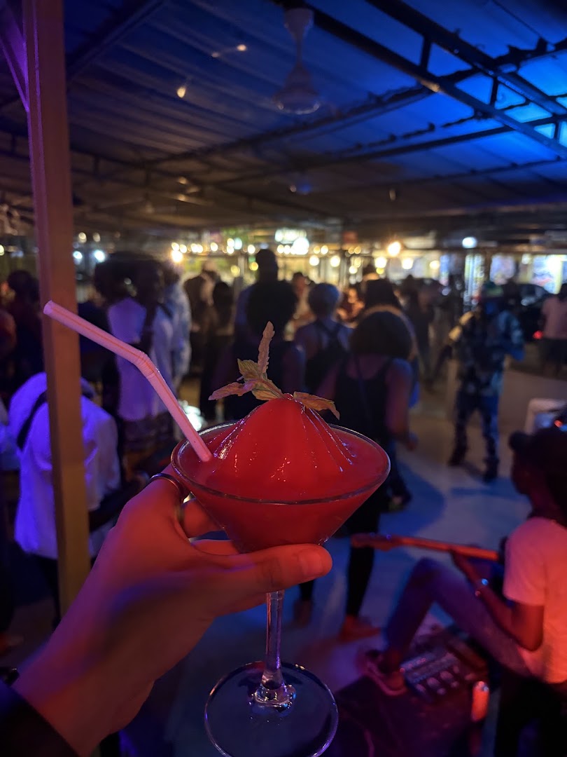 Senevibe: vibrant bar atmosphere well