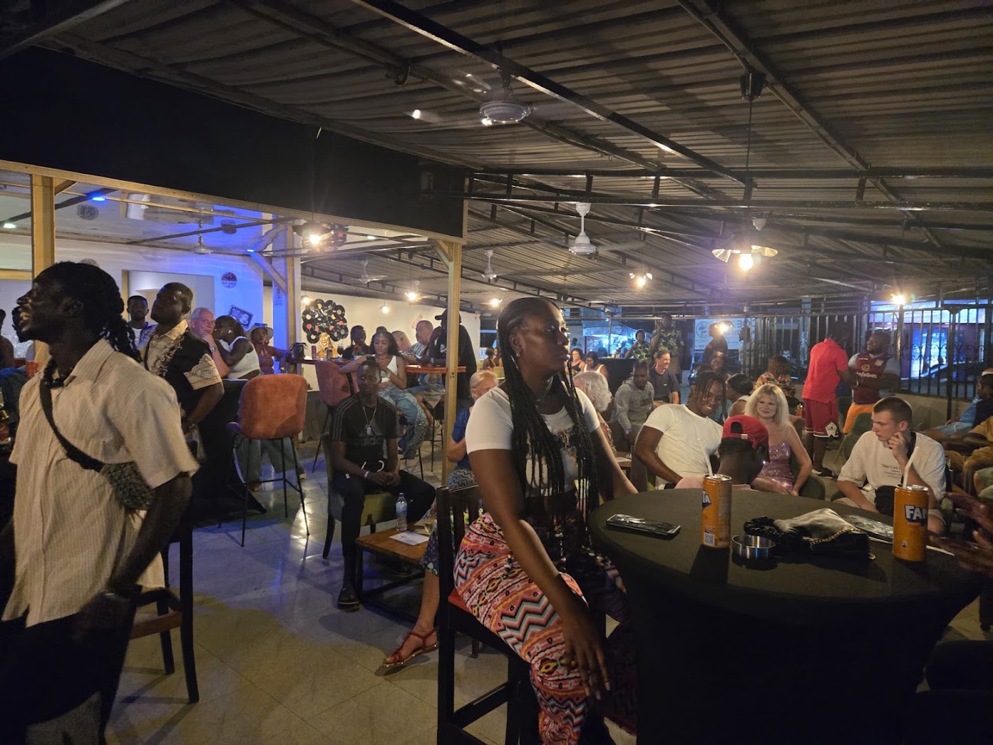 Senevibe: venue atmosphere and patrons