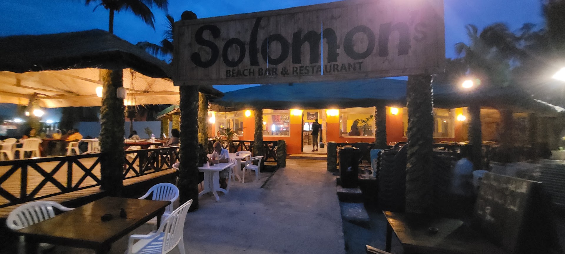 Solomon's Beach Bar & Restaurant: clear view of restaurant atmosphere