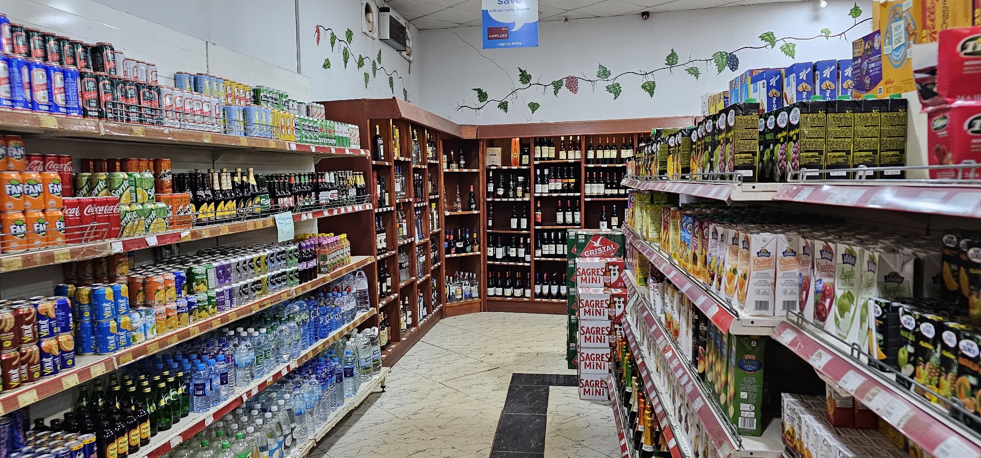 Xpress Supermarket: clear display of shop products