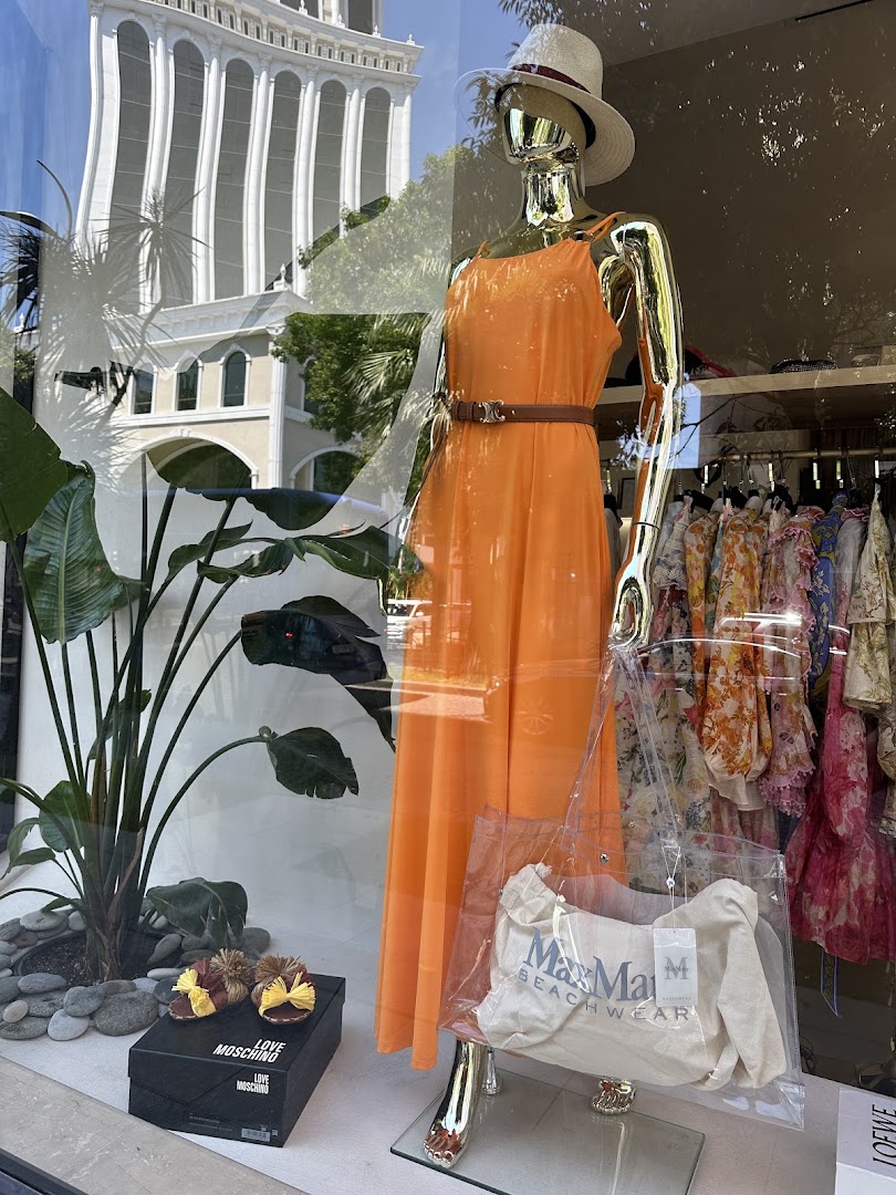 Bloom Concept Store: clear, professional shop window display