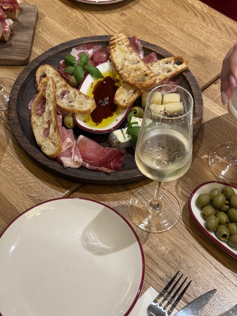 Bocconcino: appetizing food and drink presentation