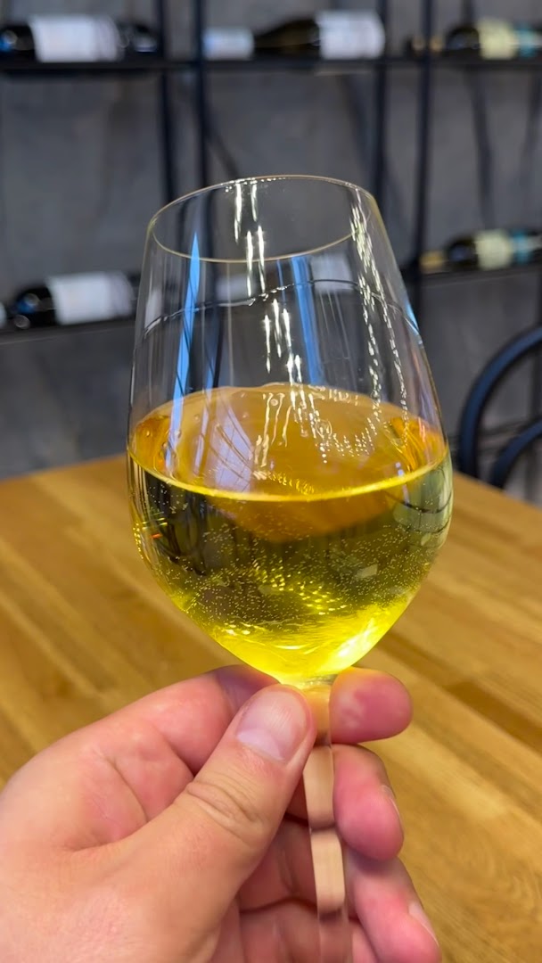 Bocconcino: appealing shot of wine glass